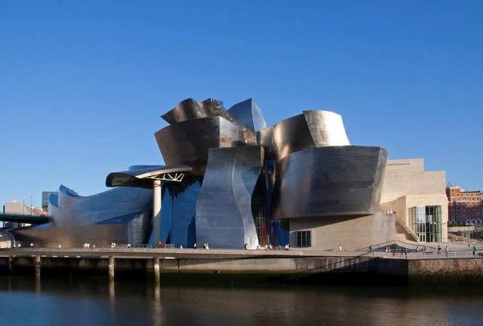 毕尔巴鄂古根海姆美术馆,西班牙毕尔巴鄂古根海姆博物馆建筑风格有何惊艳之处是什么